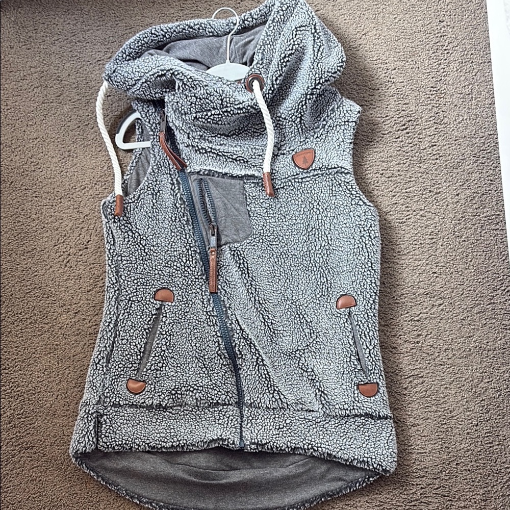 Wanakome grey vest